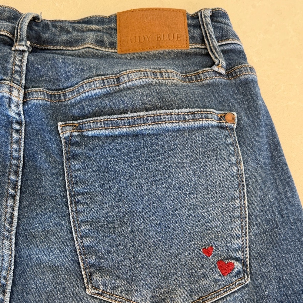 Judy Blue Woman’s Boyfriend Jeans - Picture 12 of 12